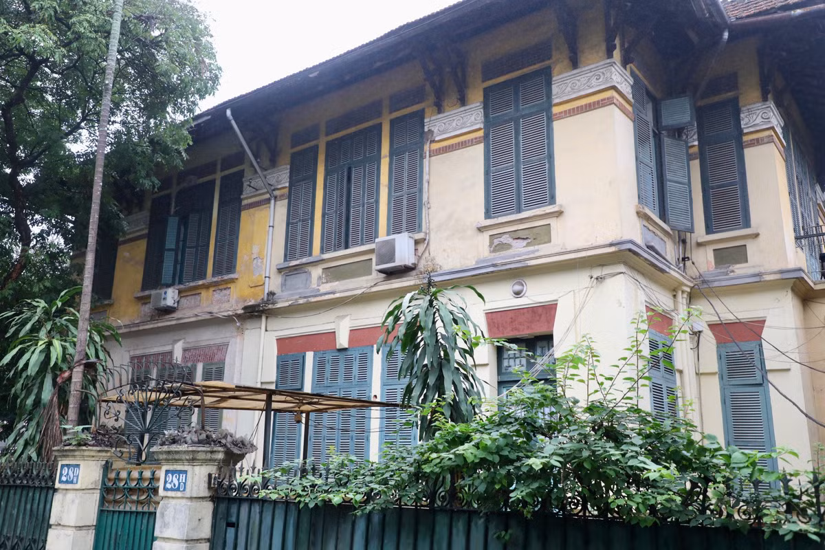 Được biết, trước đây có 2 gia đình sinh sống tại đây, nhưng hiện đã chuyển đi. Một phần khuôn viên biệt thự hiện đang được sử dụng làm quán cafe.