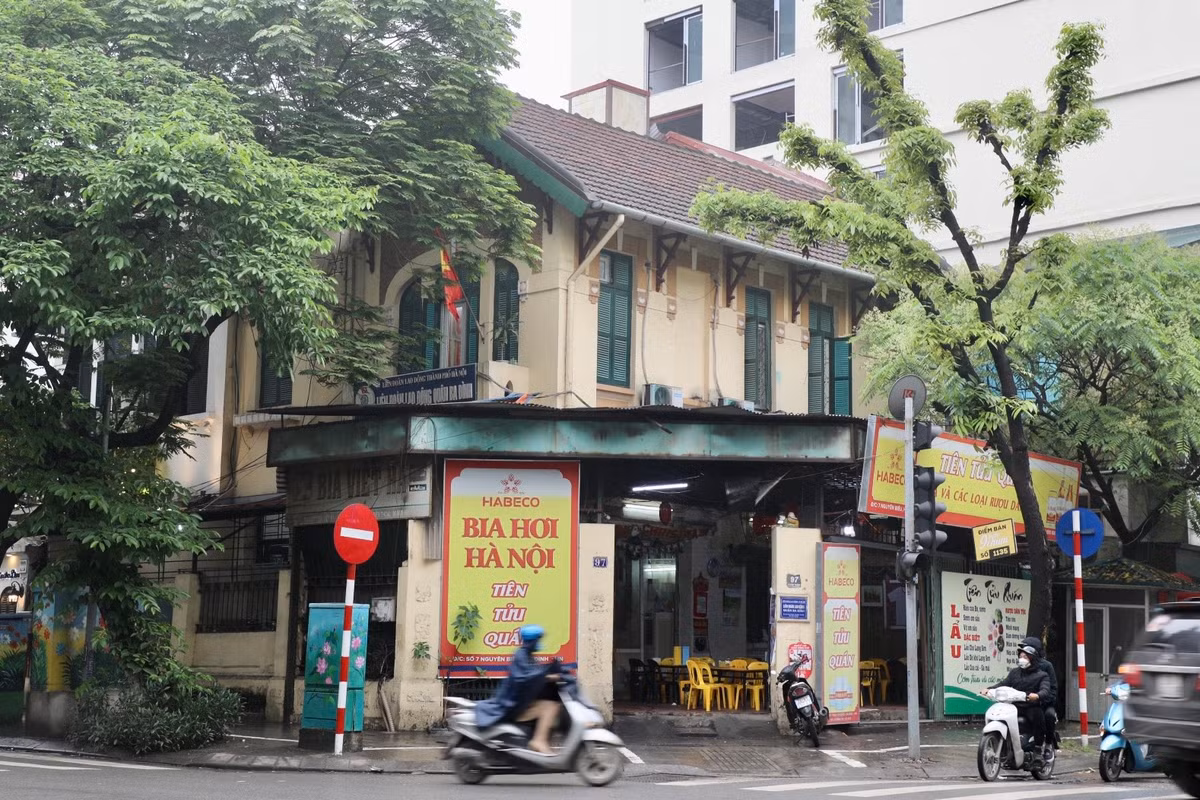 Biệt thự số 97 Quán Thánh - số 7 Nguyễn Biểu với vị trí đắc địa 2 mặt tiền, hiện là trụ sở Liên đoàn Lao động quận Ba Đình.