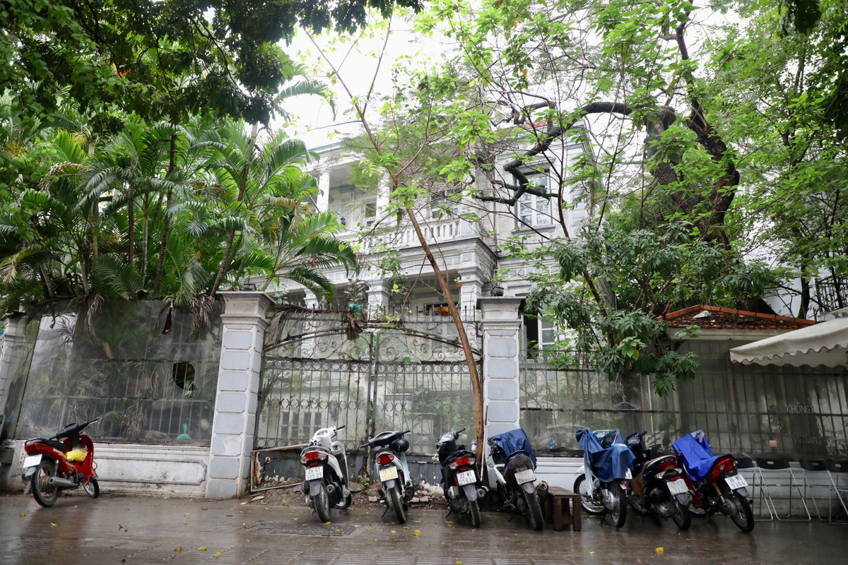 Căn biệt thự tại số 17 Điện Biên Phủ (quận Ba Đình) có vị trí đẹp, nằm ngay tại ngã ba giao với đường Lê Duẩn. Tổng diện tích công trình lên đến 500m2, gồm 2 tầng, có sân vườn.