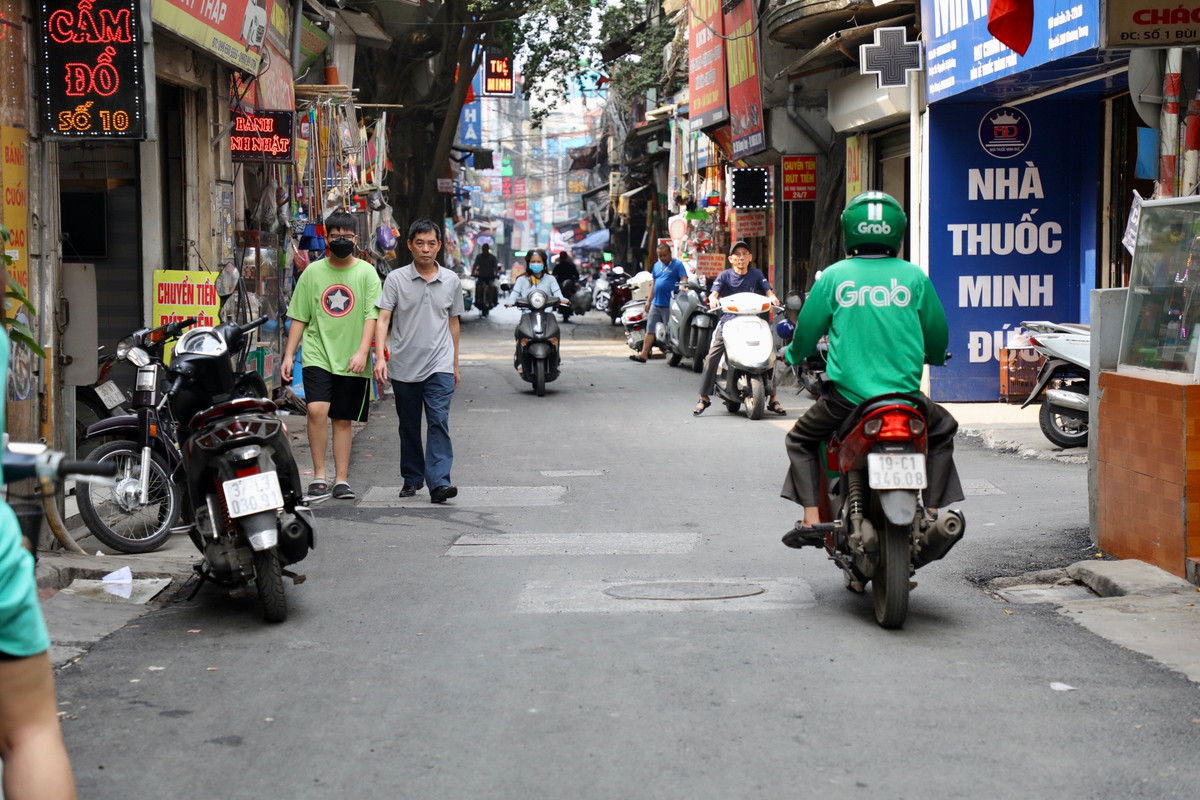 Ông Nguyễn Văn Thanh, người dân sống trên tuyến đường Bùi Xương Trạch chia sẻ: "Chờ mãi mới tới ngày con đường "đau khổ" này được tu sửa, người dân chúng tôi cảm thấy rất phấn khởi. Từ nay giao thông sẽ thuận lợi hơn và sẽ ít xảy ra tai nạn hơn, các con đi học bố mẹ cũng an tâm".