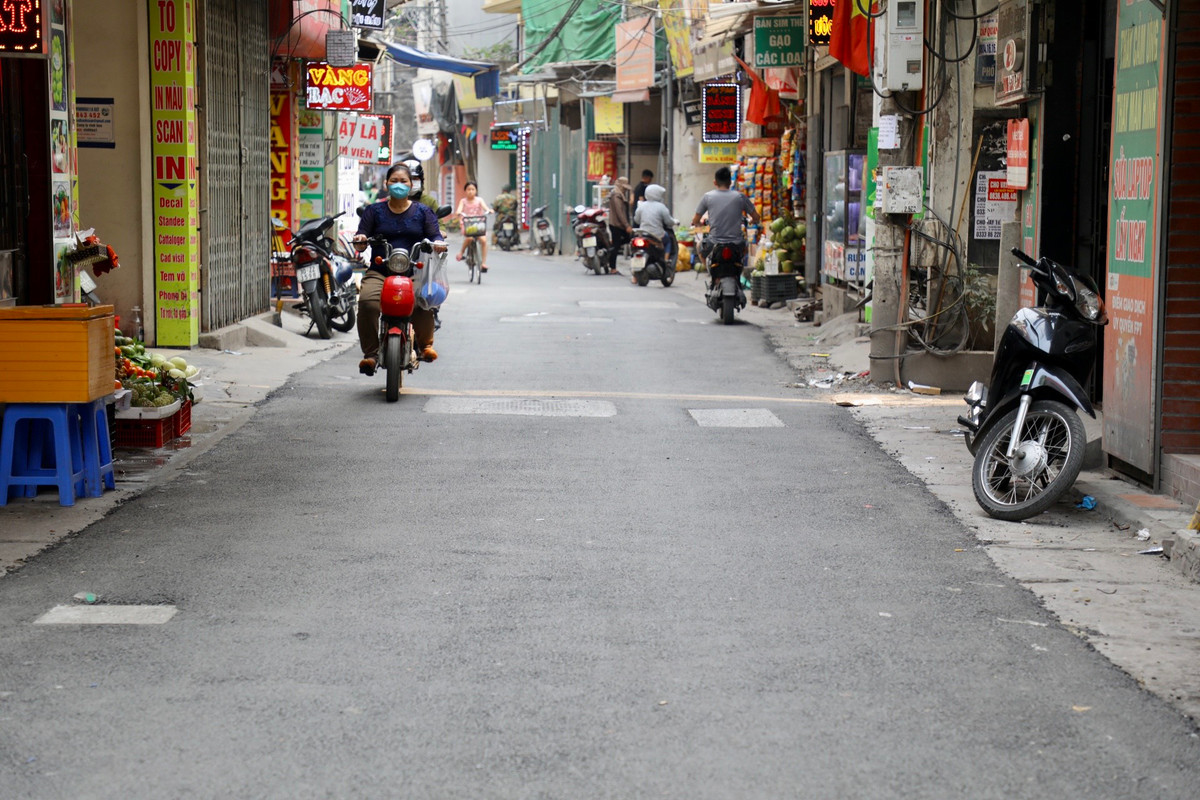 Tuyến phố xuống cấp nhiều năm, đến nay đã được sửa chữa.
