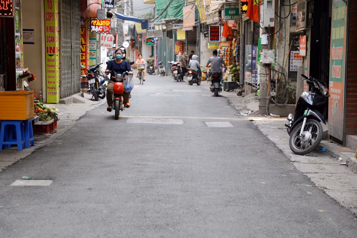 Tuyến phố xuống cấp nhiều năm, đến nay đã được sửa chữa.