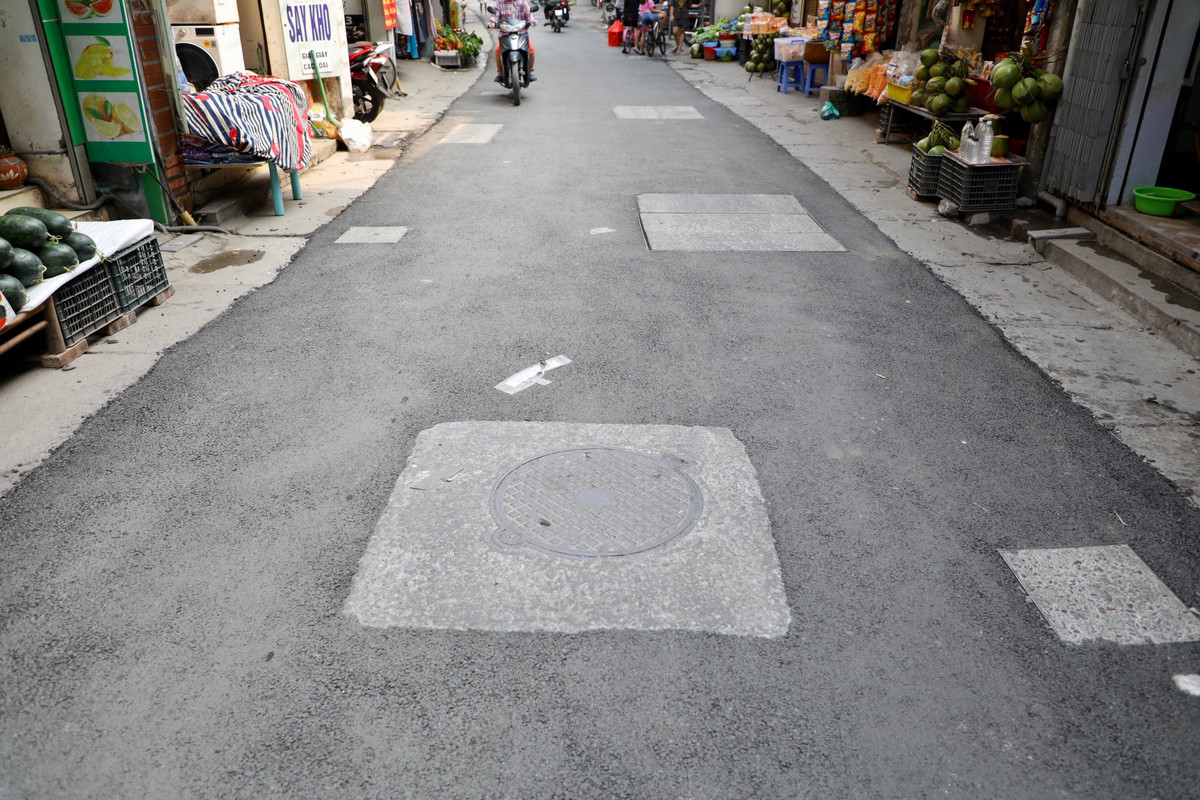 "Ổ trâu", "ổ gà" và nhiều nắp cống trồi cao so với bề mặt đường đã được xoá bỏ. Trước đó, theo người dân, cũng chính vì những cái "bẫy" này đã khiến tuyến đường thường xuyên xảy ra tai nạn.