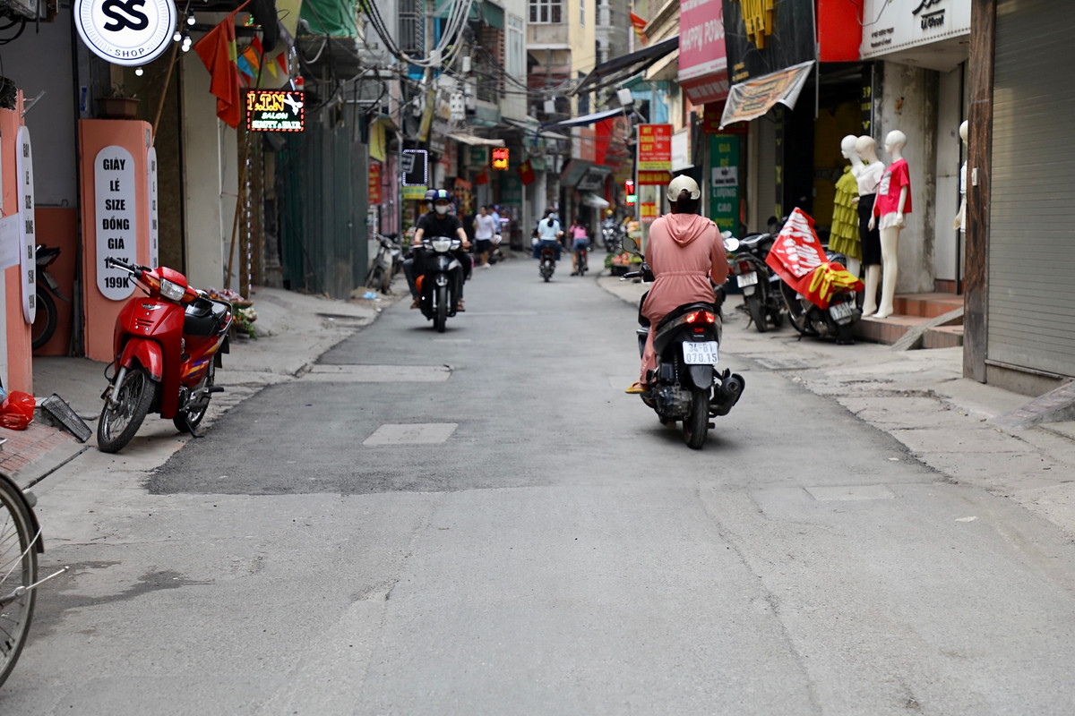 Nhưng theo ghi nhận của PV ngày 24/4, con đường này mới chỉ được tu sửa, trải thảm nhựa từ số 389 Khương Trung tới số 43 Bùi Xương Trạch (dài khoảng 120m) và đã có dấu hiệu ngừng lại.