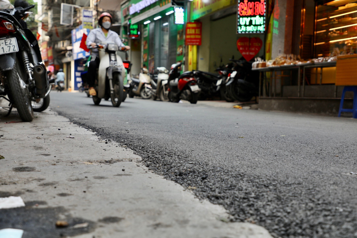 Ban Duy tu các công trình giao thông Hà Nội đã huy động máy móc, nhân lực tiến hành thảm lại mặt đường, tạo điều kiện di chuyển thuận lợi nhất cho người dân.