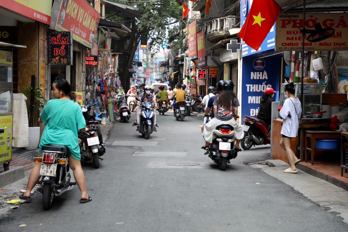 Tuyến phố Bùi Xương Trạch có chiều dài khoảng 1,5km, chiều ngang nhỏ, hẹp, có chỗ chỉ hơn 3m, chỗ nào rộng thì được khoảng 5m. Với lượng phương tiện di chuyển qua đây đông, nhất là vào giờ cao điểm, khiến áp lực giao thông rất nặng nề.