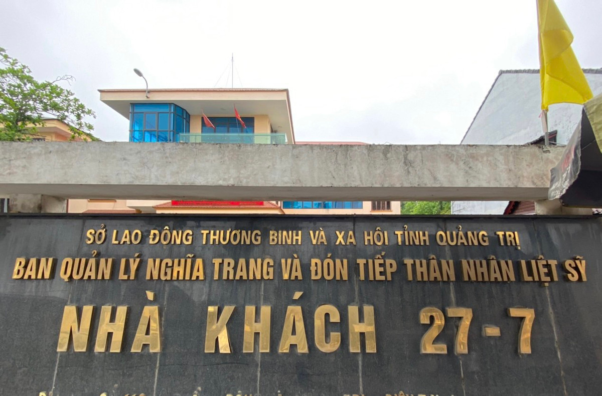 Nhà khách 27/7 nằm bên Quốc lộ 1A, thuộc phường Đông Giang, TP Đông Hà (Quảng Trị), suốt hơn 26 năm qua đã trở thành địa chỉ mang nặng nghĩa tình, tri ân hàng chục nghìn lượt thân nhân của những anh hùng liệt sỹ mỗi dịp họ về đây.