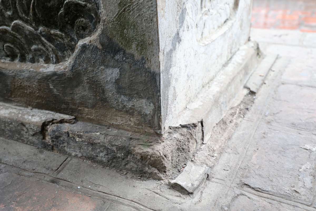 Phần chân trụ cũng hư hỏng tương tự.