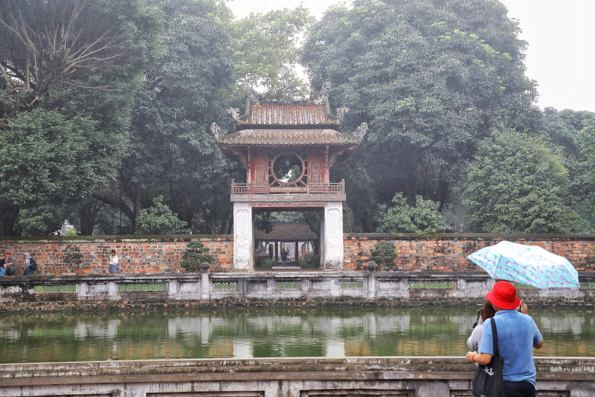 Trao đổi với báo chí, ông Lê Xuân Kiêu, Giám đốc Trung tâm hoạt động Văn hóa - Khoa học Văn Miếu - Quốc Tử Giám Hà Nội cho biết, việc tu bổ Khuê Văn Các và các hạng mục liên quan là cần thiết, nhằm ngăn chặn những hư hỏng đang diễn ra, đảm bảo công trình quan trọng này tồn tại bền vững, bảo tồn những giá trị đặc sắc và tạo những điều kiện thuận lợi để khai thác, phát huy tối đa giá trị vốn có. Tuy nhiên, đây là di tích quốc gia đặc biệt nên việc tu bổ phải được thực hiện qua nhiều bước, theo đúng quy định.