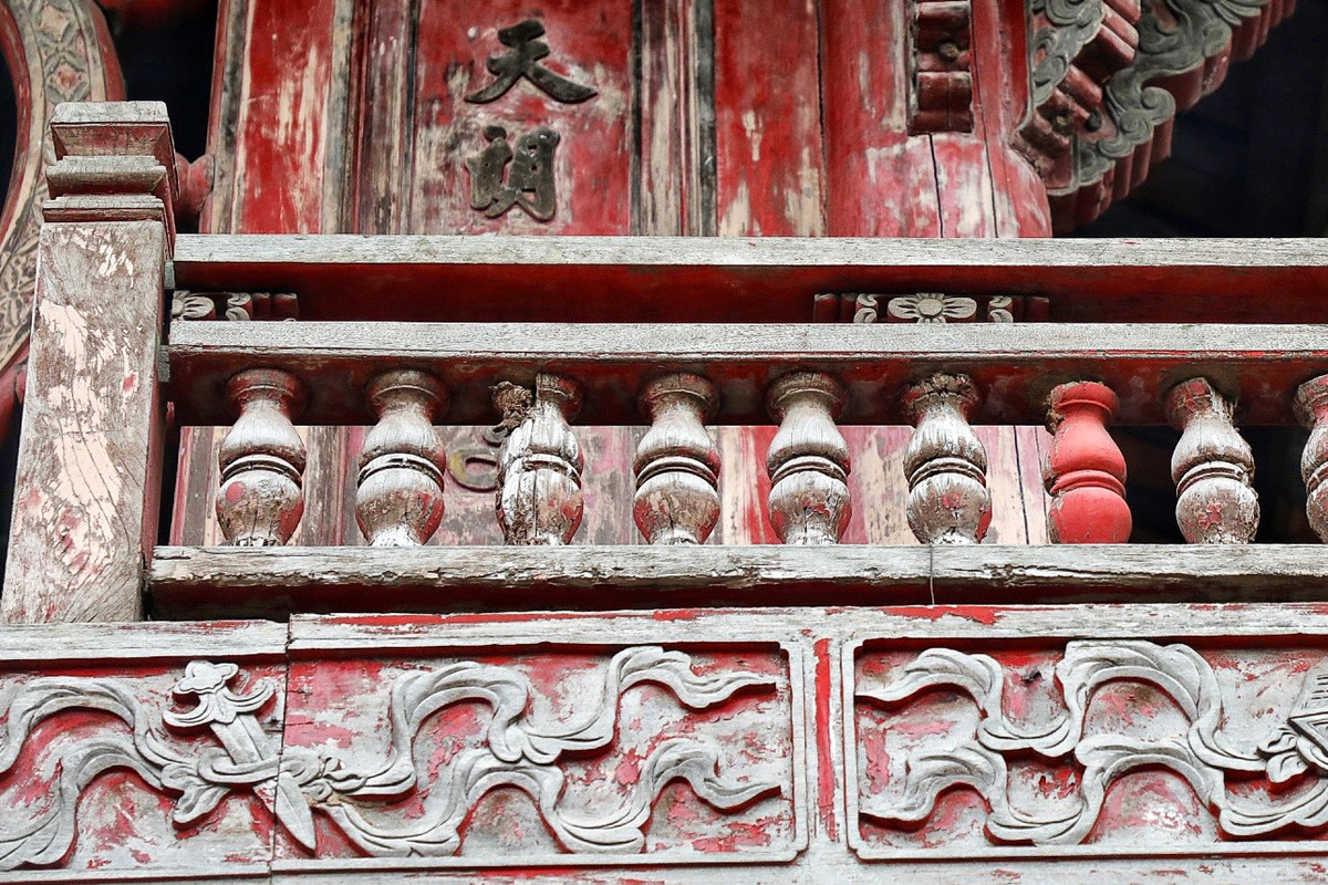 Các con tiện lan can tầng 2 làm bằng gỗ cũng đã hư hỏng.