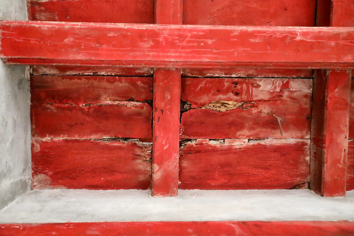 Phần sàn gỗ nhiều vị trí đã mục ruỗng.