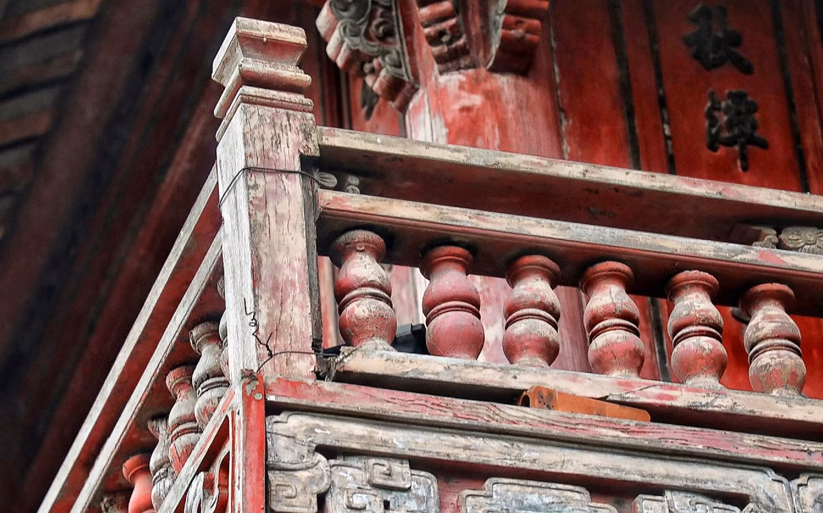 Chị Lê Thị Trang (quận Hoàng Mai, Hà Nội) chia sẻ: “Khuê Văn Các là công trình rất quan trọng, là biểu trưng cho nền văn hiến Việt Nam, biểu tượng của Thủ đô Hà Nội. Bên cạnh việc bắt buộc phải đảm bảo an toàn cho du khách, thì khâu thẩm mỹ cũng phải được chú trọng, vì vậy việc tu sửa là cần thiết và nhanh chóng”.