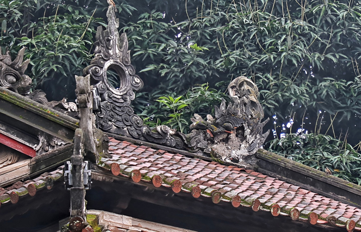 Theo ghi nhận của PV, phần mái của Khuê Văn Các đã xuống cấp nghiêm trọng, nhiều hạng mục không còn nguyên vẹn.