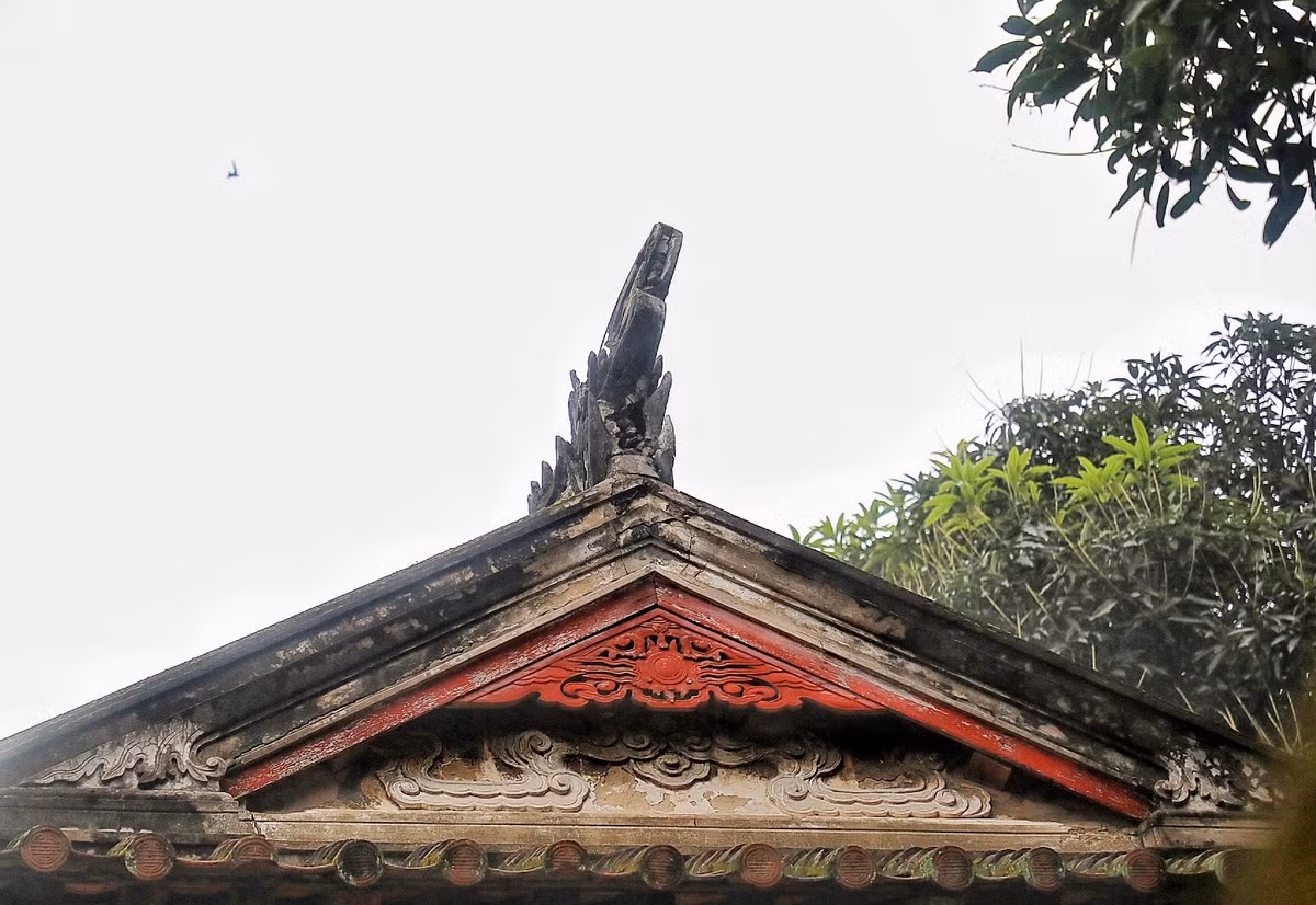 Một số chi tiết trên nóc Khuê Văn Các bị nghiêng.