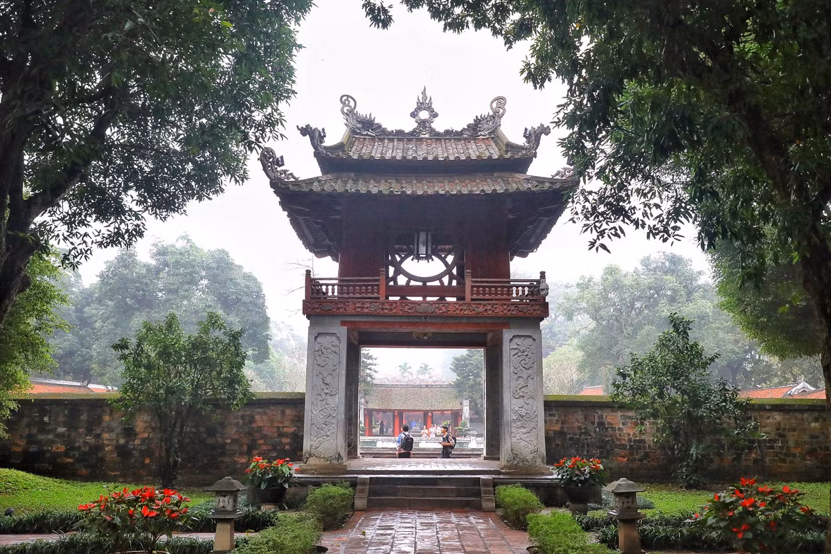 Khu di tích Văn Miếu - Quốc Tử Giám toạ lạc tại quận Đống Đa, Hà Nội, được Thủ tướng Chính phủ công nhận là Di tích quốc gia đặc biệt năm 2012. Trong đó, Khuê Văn Các tại Văn Miếu - Quốc Tử Giám được chọn là biểu tượng của Thủ đô theo Luật Thủ đô, 82 tấm bia Tiến sĩ tại Văn Miếu - Quốc Tử Giám được UNESCO được công nhận là Di sản tư liệu và ghi vào danh mục Ký ức thế giới toàn cầu.