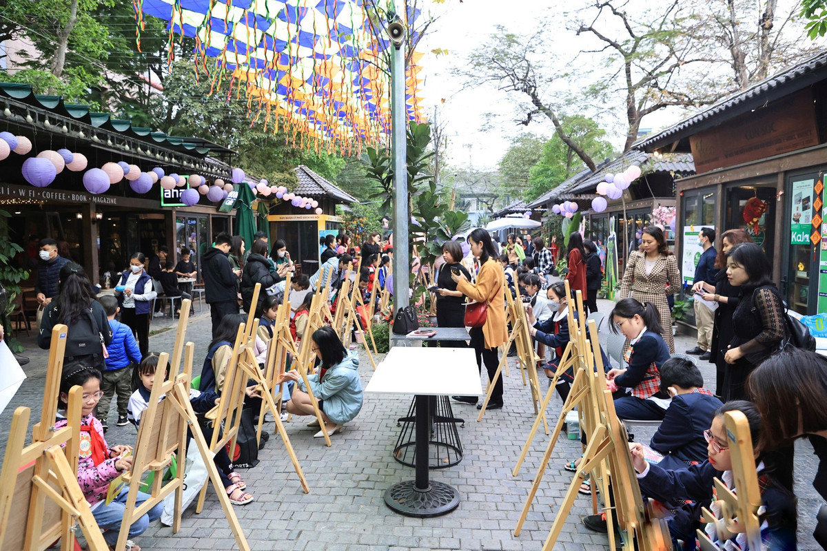 Pho sach Ha Noi khai mac hoi thi ve tranh “Sach - Cho ban, cho toi”-Hinh-2