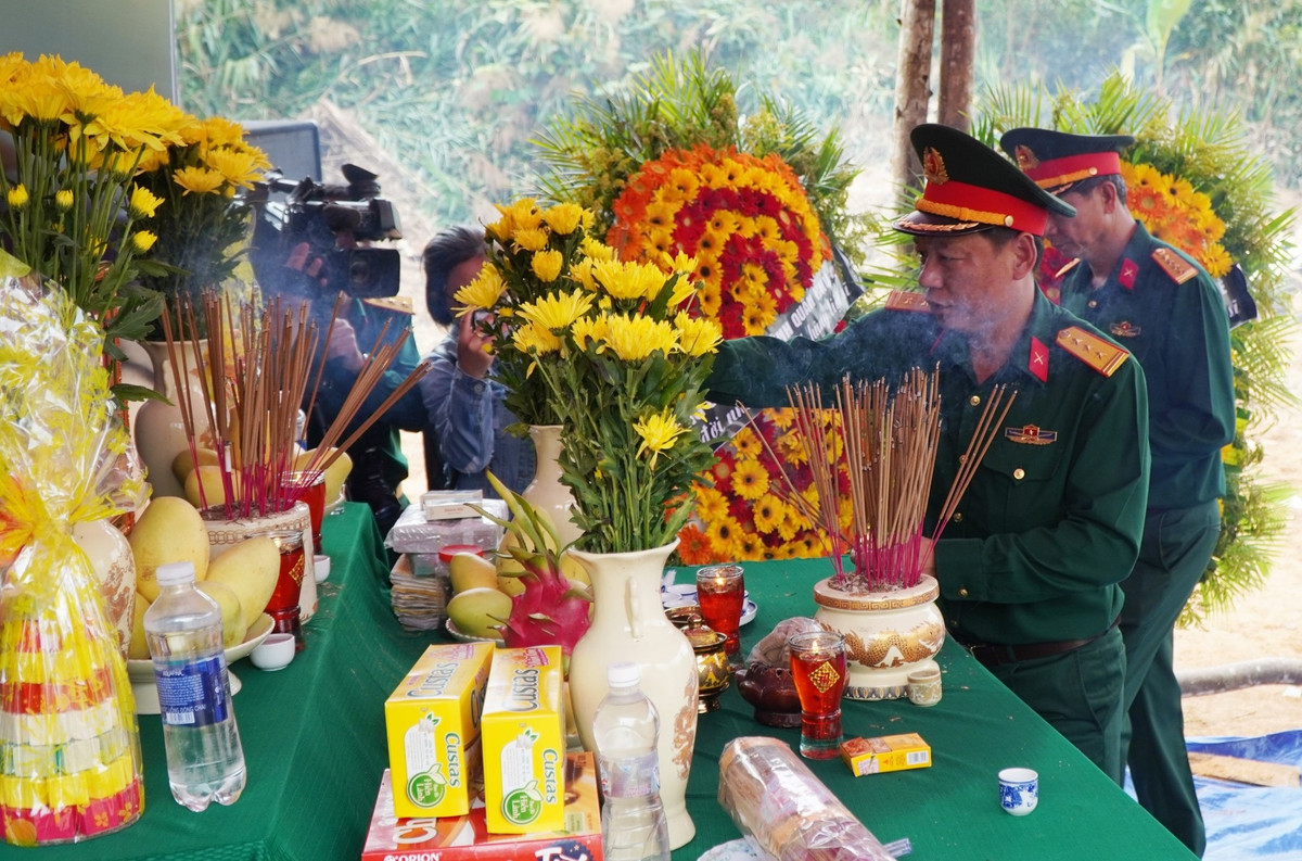 Xây nhà tưởng niệm 13 liệt sĩ hy sinh khi cứu nạn ở Rào Trăng 3 - Hình 2 Xay nha tuong niem 13 liet si hy sinh khi cuu nan o Rao Trang 3-Hinh-2