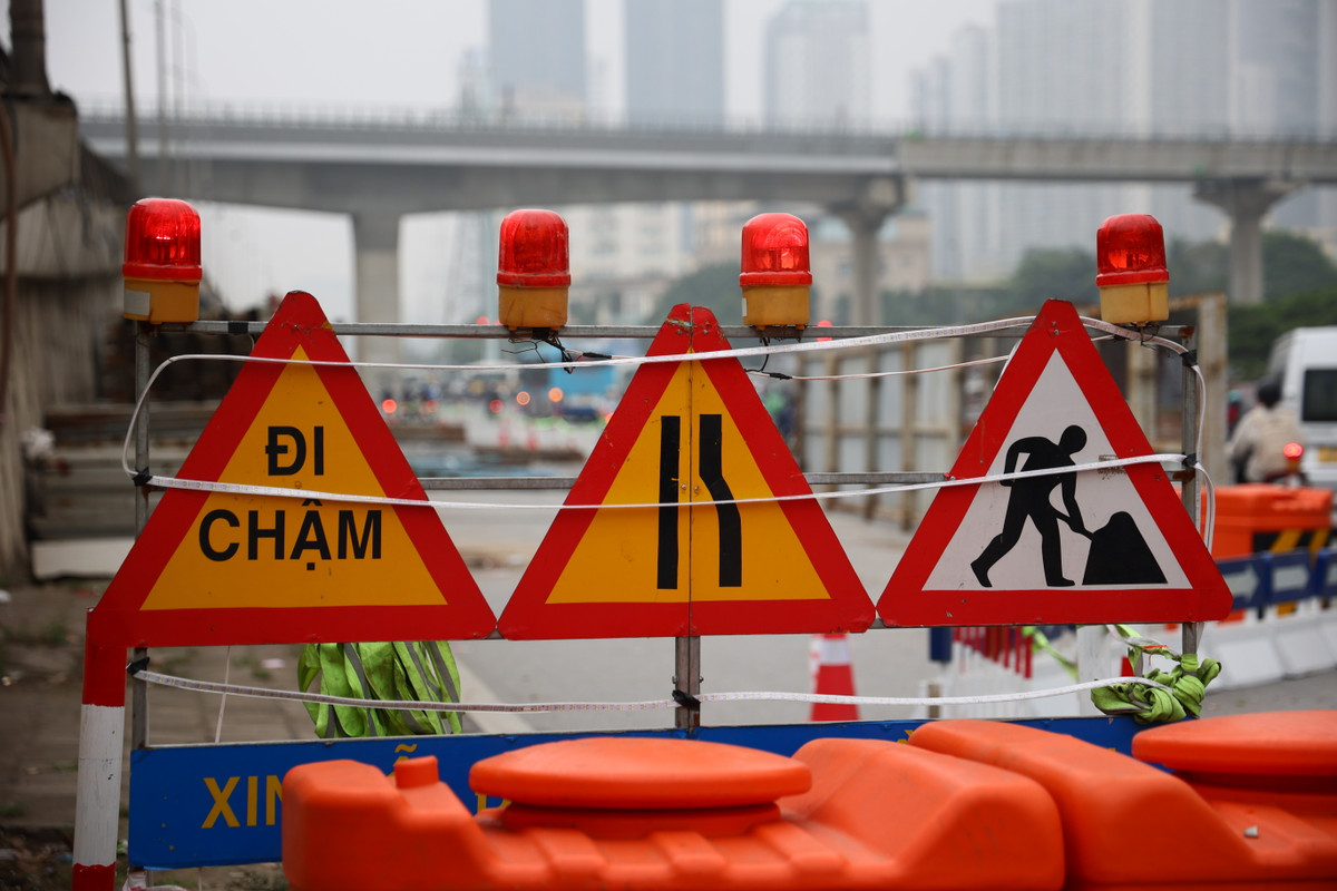 Hệ thống cảnh báo an toàn giao thông đã được lắp đặt quanh phạm vi công trường.