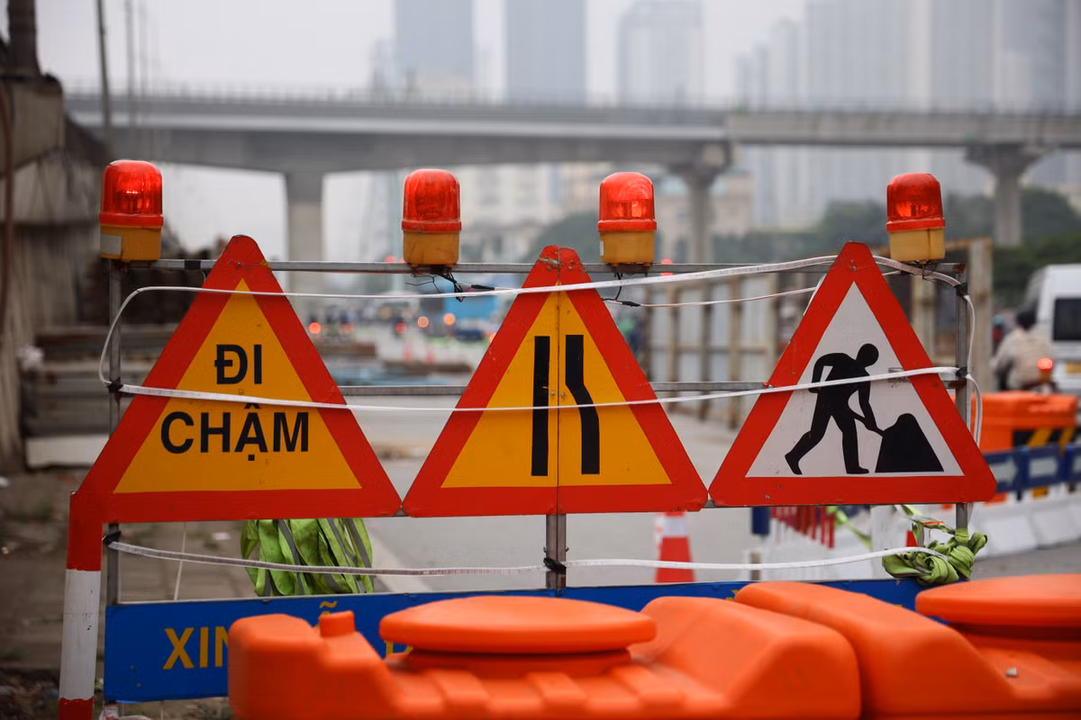 Hệ thống cảnh báo an toàn giao thông đã được lắp đặt quanh phạm vi công trường.