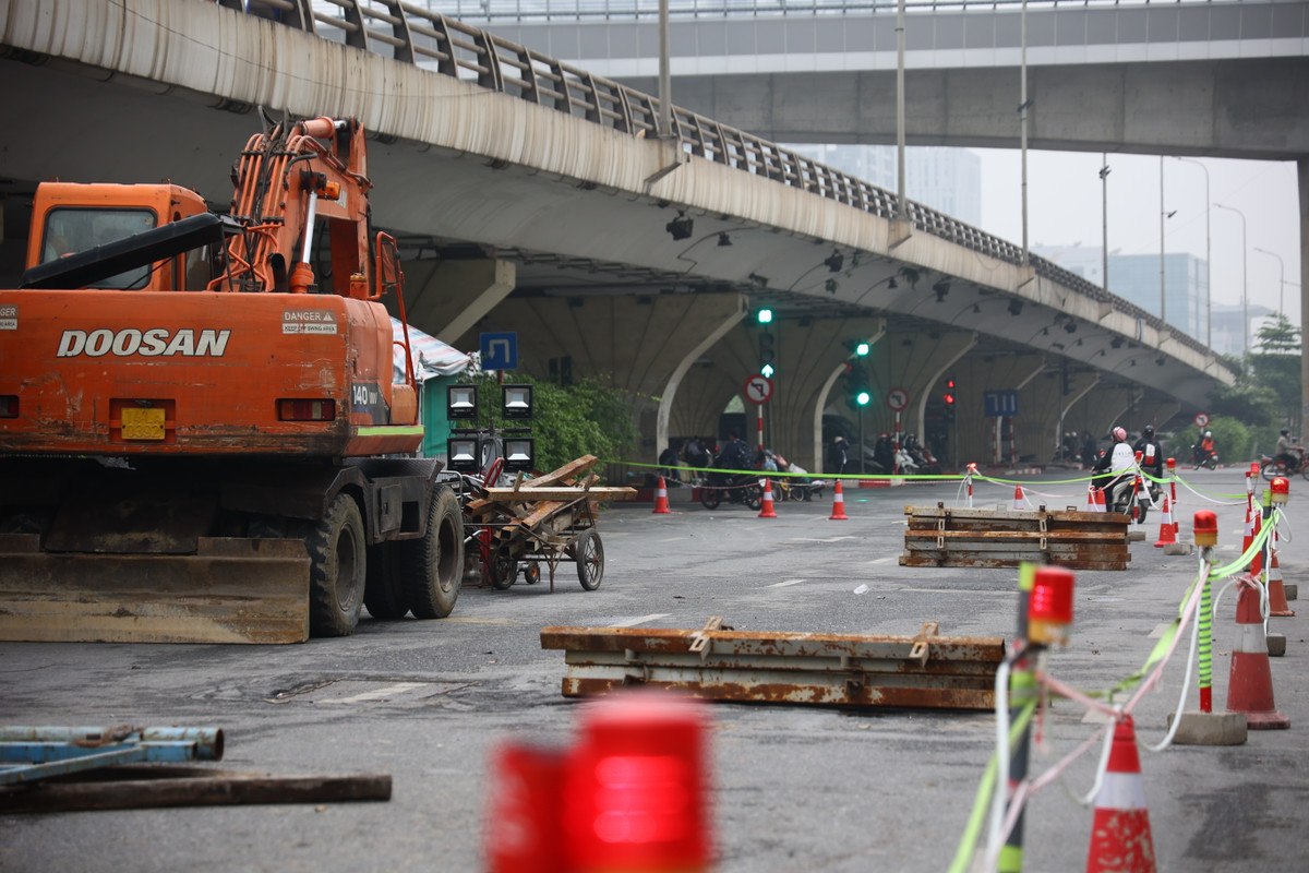 Đầu tháng 4/2023, các công nhân đang dựng rào chắn và vận chuyển các thiết bị phục vụ dự án xây cầu vượt thép song song với cầu vượt Mai Dịch.