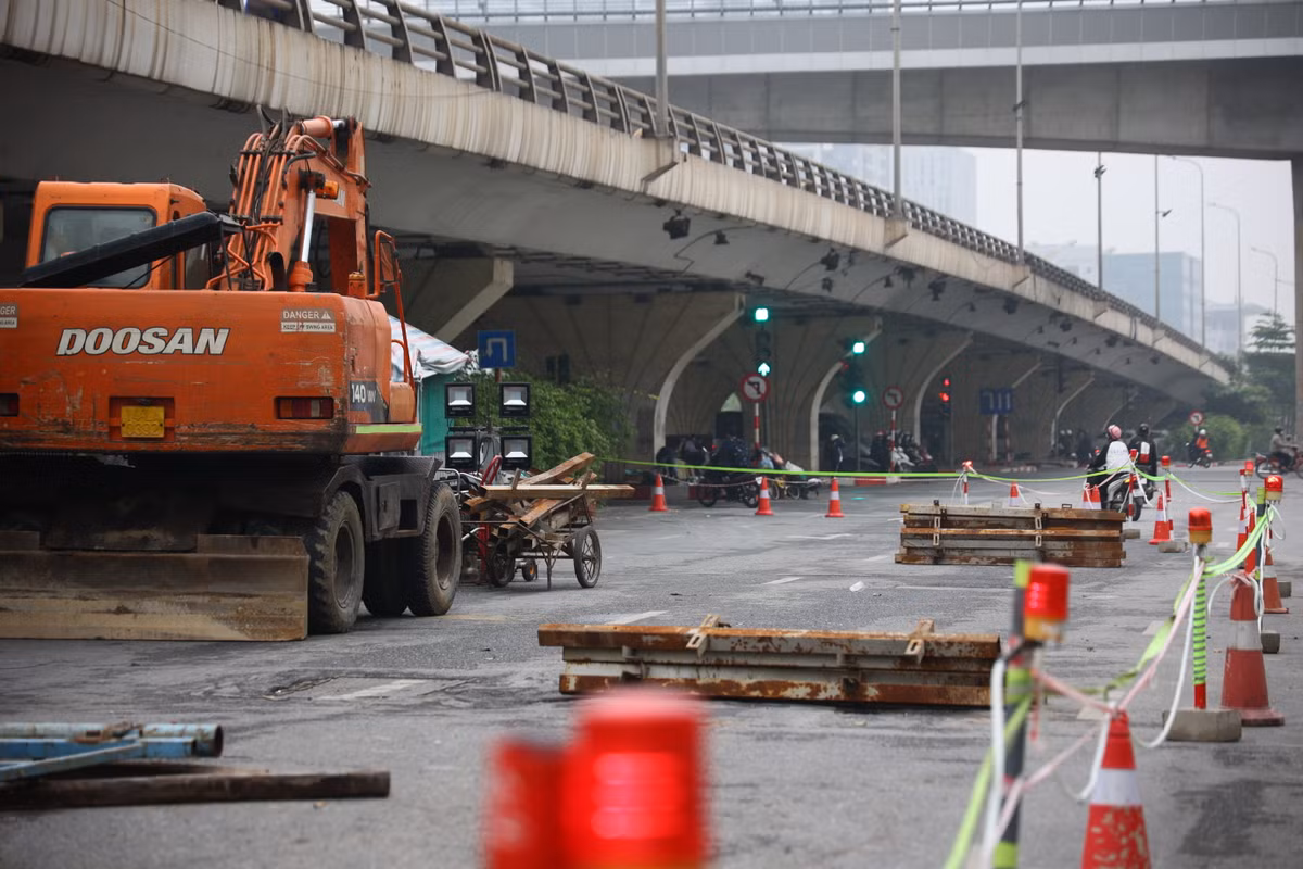 Đầu tháng 4/2023, các công nhân đang dựng rào chắn và vận chuyển các thiết bị phục vụ dự án xây cầu vượt thép song song với cầu vượt Mai Dịch.
