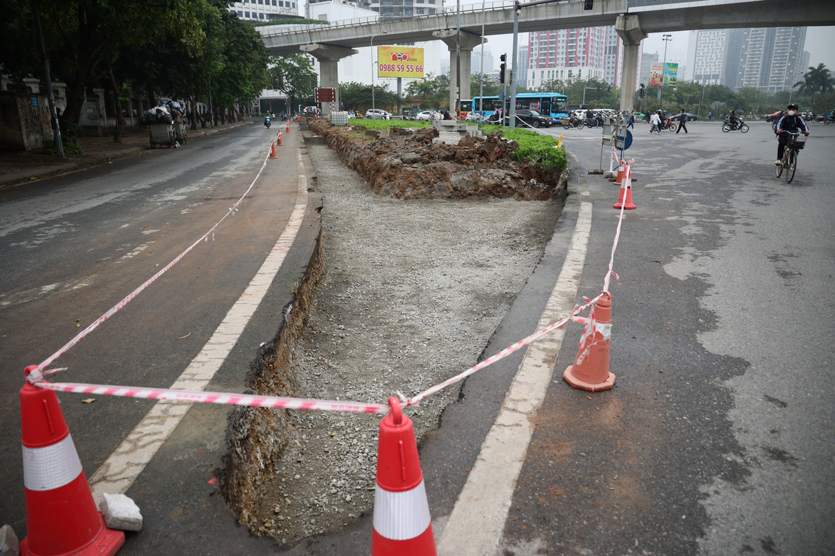 Từ đường Xuân Thuỷ rẽ phải vào Phạm Văn Đồng (trước cửa Đại học Quốc gia Hà Nội), đơn vị thi công đã căng dây khoanh vùng khu vực dựng rào chắn.