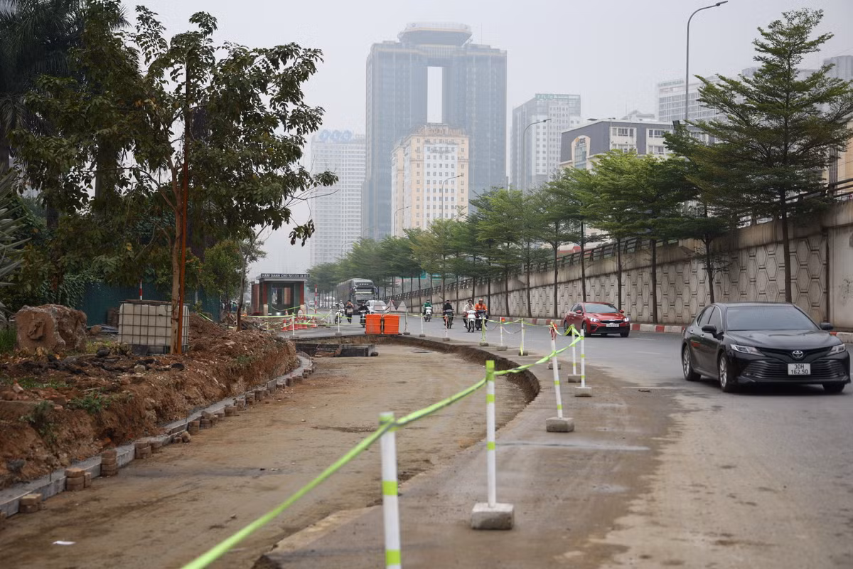 Sở Giao thông Vận tải Hà Nội đã phê duyệt phương án tổ chức lại giao thông tại nút giao Mai Dịch – Xuân Thủy. Nhà thầu sẽ căn cứ vào phương án của Sở để rào chắn phạm vi thi công cũng như phối hợp với các lực lượng chức năng để phân luồng, đảm bảo an toàn thi công và lưu thông của người dân.