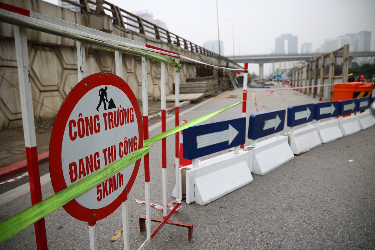 Theo thiết kế, mỗi bên cầu vượt Mai Dịch hiện tại sẽ được xây dựng một đơn nguyên cầu đô thị rộng 7,75m gồm: 1 làn xe cơ giới rộng 3,5m và 1 làn xe hỗn hợp rộng 3m, còn lại là dải an toàn và bó vỉa.