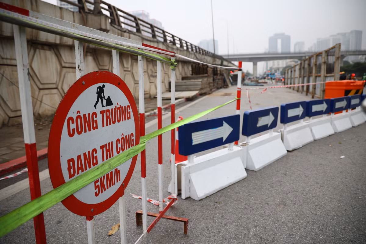 Theo thiết kế, mỗi bên cầu vượt Mai Dịch hiện tại sẽ được xây dựng một đơn nguyên cầu đô thị rộng 7,75m gồm: 1 làn xe cơ giới rộng 3,5m và 1 làn xe hỗn hợp rộng 3m, còn lại là dải an toàn và bó vỉa.