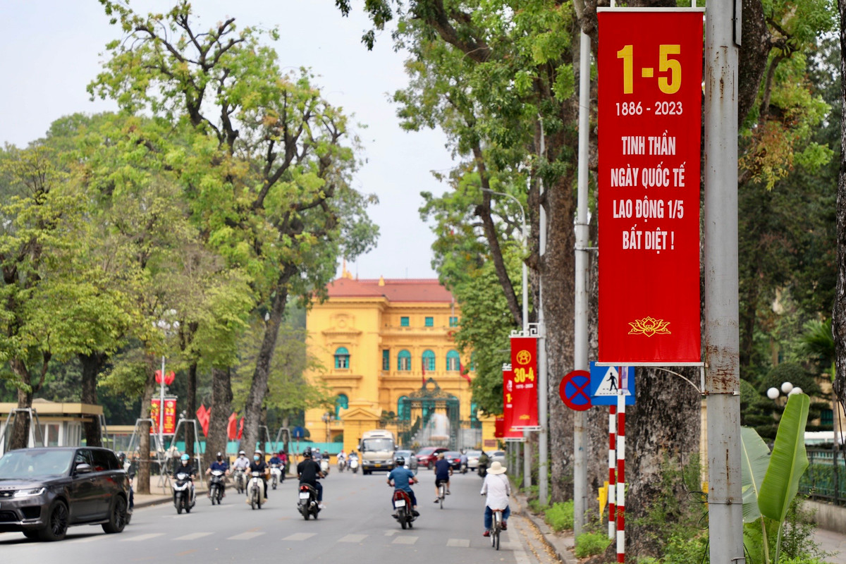 Băng rôn, khẩu hiệu trên đường Độc Lập.