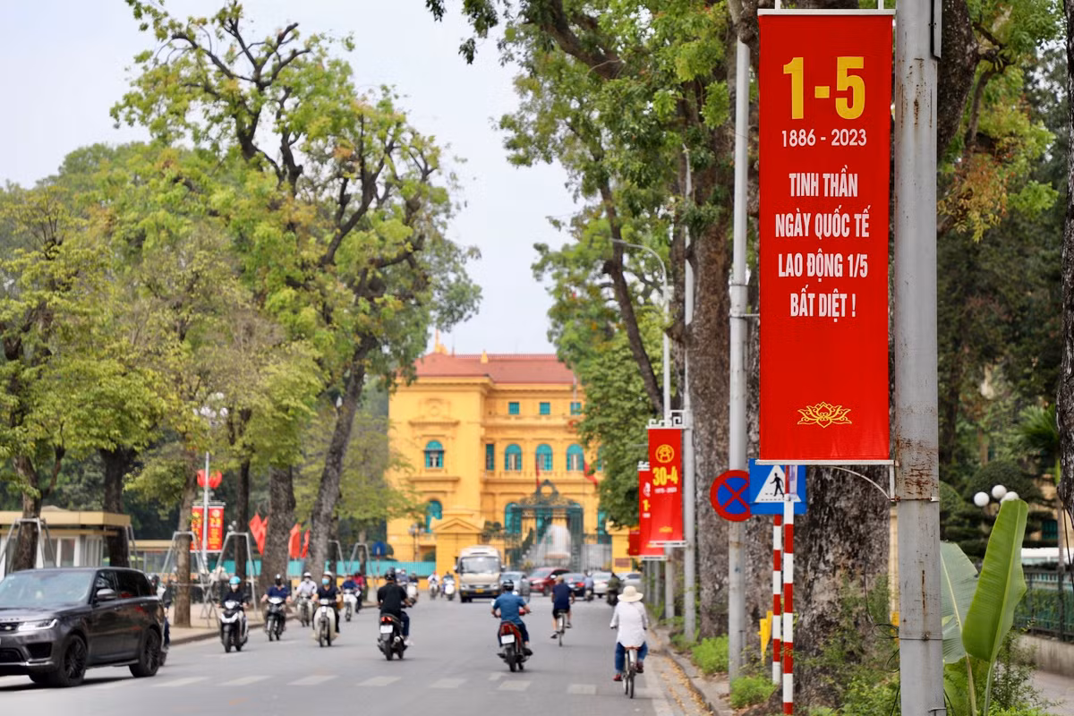 Băng rôn, khẩu hiệu trên đường Độc Lập.