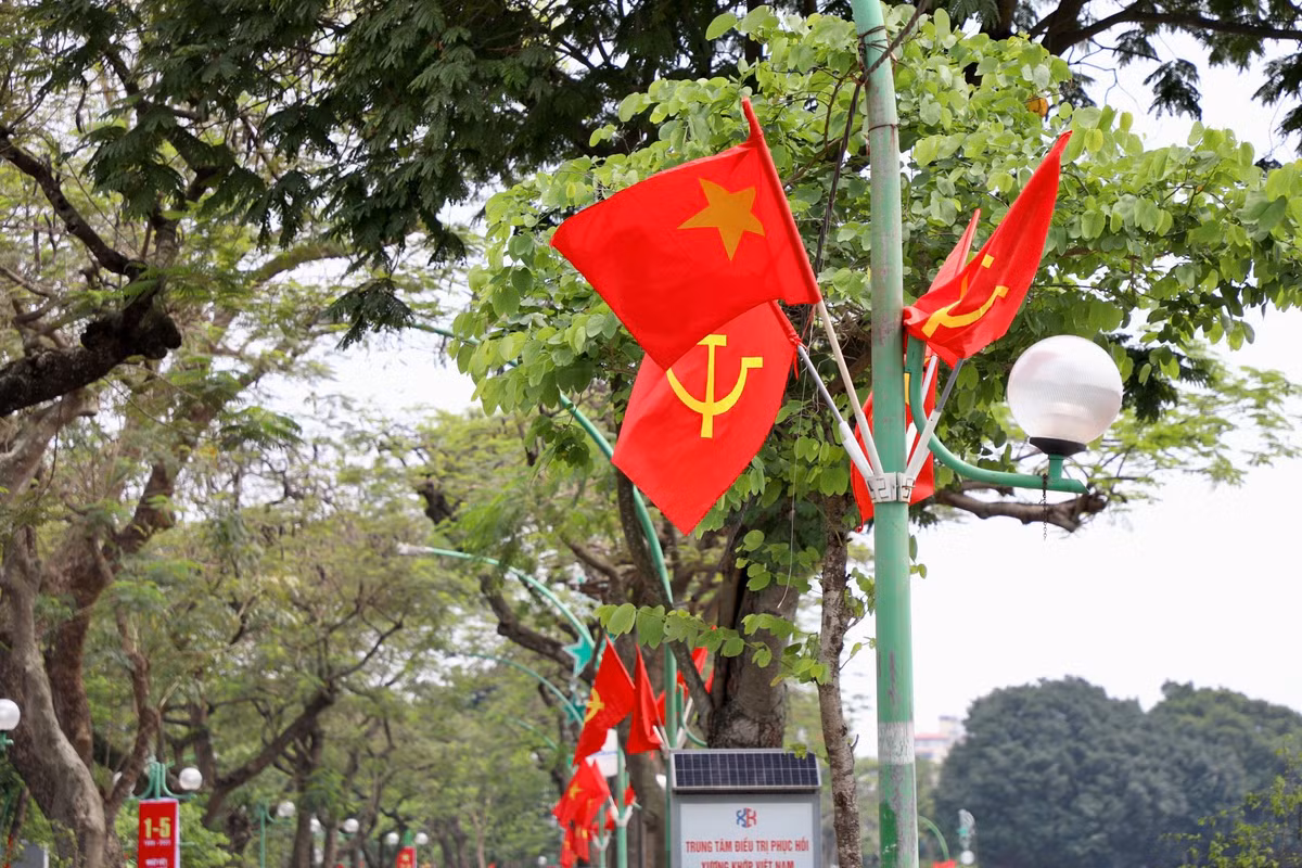 Từ đường lớn tới ngõ nhỏ Thủ đô đều rực sắc đỏ chào mừng 48 năm Ngày Giải phóng miền Nam, thống nhất đất nước và 137 năm Ngày Quốc tế Lao động. 