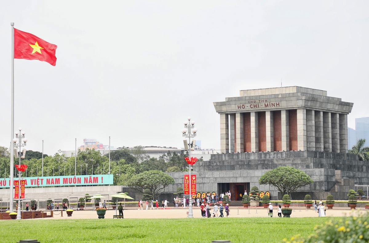 Cờ đỏ sao vàng tung bay tại Quảng trường Ba Đình, Lăng Chủ tịch Hồ Chí Minh.