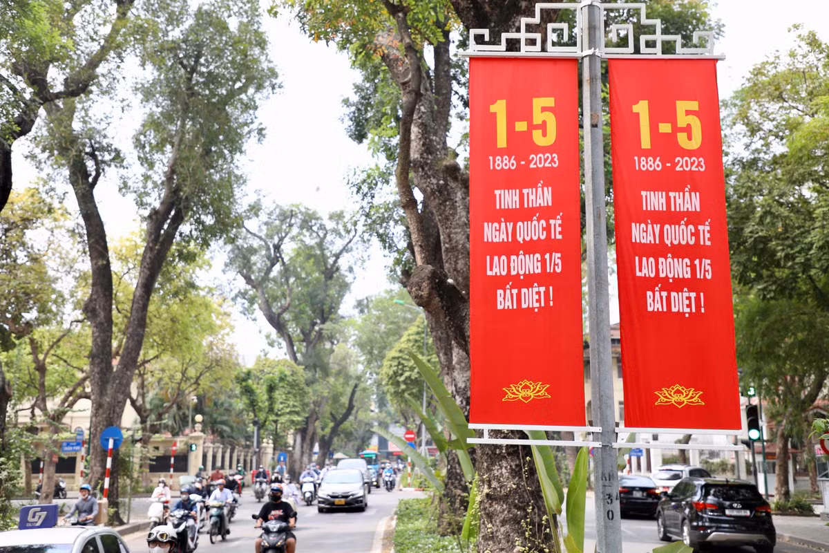 Trong kỳ nghỉ lễ 30/4 và 1/5 năm nay, do trùng với đợt nghỉ lễ Giỗ Tổ Hùng Vương (10/3 âm lịch), người lao động được nghỉ 5 ngày. 