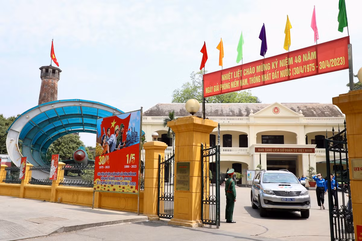 Tranh cổ động, pano được trang trí phía ngoài Bảo tàng Lịch sử Quân sự Việt Nam.