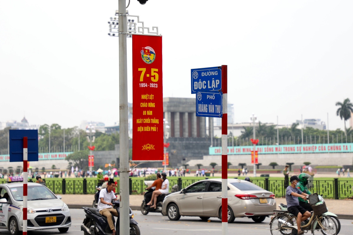 Những ngày này, nhiều tuyến phố của Thủ đô Hà Nội trang hoàng, rực rỡ cờ hoa, băng rôn, khẩu hiệu chào mừng 48 năm Ngày Giải phóng miền Nam, thống nhất đất nước (30/4/1975 - 30/4/2023) và 137 năm Ngày Quốc tế Lao động (1/5/1886-1/5/2023).
