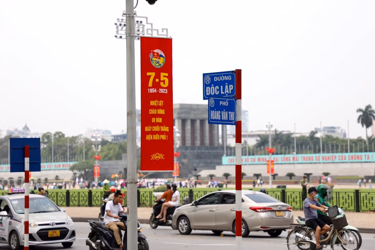 Những ngày này, nhiều tuyến phố của Thủ đô Hà Nội trang hoàng, rực rỡ cờ hoa, băng rôn, khẩu hiệu chào mừng 48 năm Ngày Giải phóng miền Nam, thống nhất đất nước (30/4/1975 - 30/4/2023) và 137 năm Ngày Quốc tế Lao động (1/5/1886-1/5/2023).