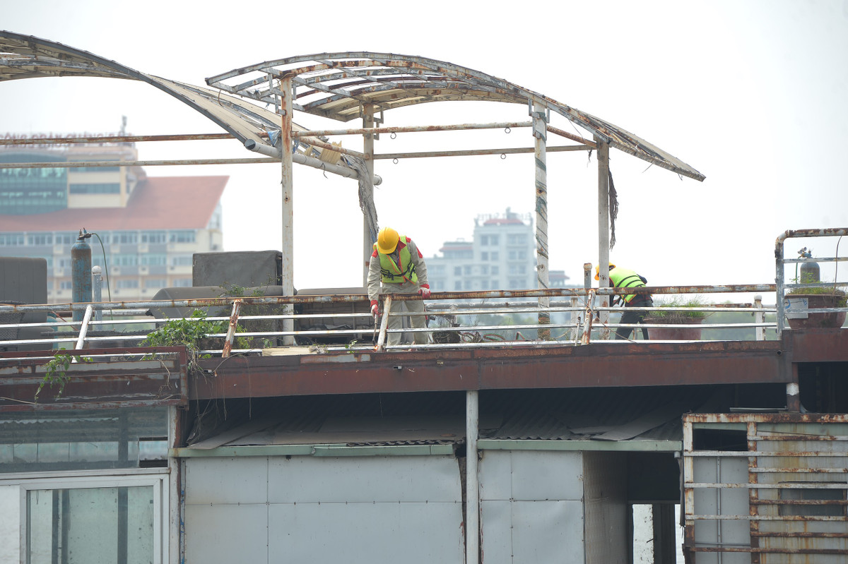 Các công nhân tiến hành tháo dỡ con "tàu ma".