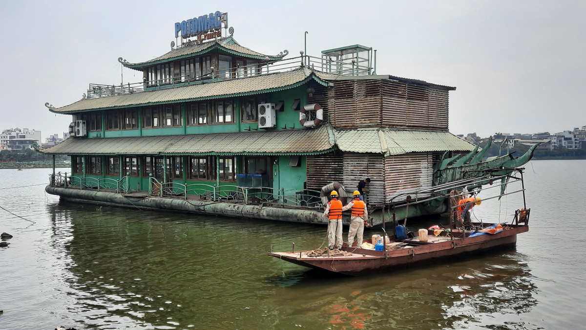 Phó Chủ tịch UBND quận Tây Hồ khẳng định, trong tháng 5 và tháng 6 tới, sẽ có kế hoạch di chuyển toàn bộ số tàu của Công ty Cổ phần Nhà nổi Hồ Tây và Công ty CP Sông Potomac ra khỏi hồ Tây theo đúng chỉ đạo của UBND TP.Hà Nội.