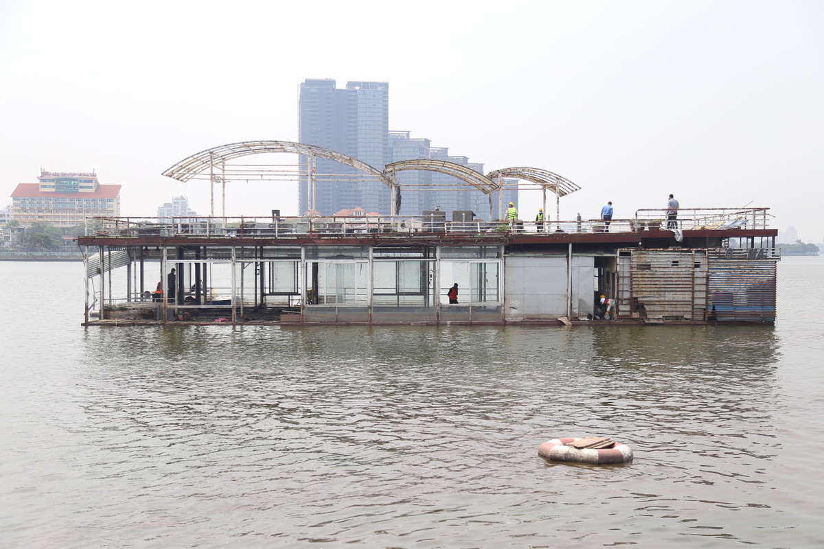 Ông Công Minh Tuấn - Phó Chủ tịch UBND phường Nhật Tân cho biết, thực hiện chỉ đạo của UBND TP.Hà Nội, UBND quận Tây Hồ, hôm nay phường Nhật Tân đã tổ chức tháo dỡ, di dời một chiếc bến cập đã bị chìm theo các quyết định đã ban hành.