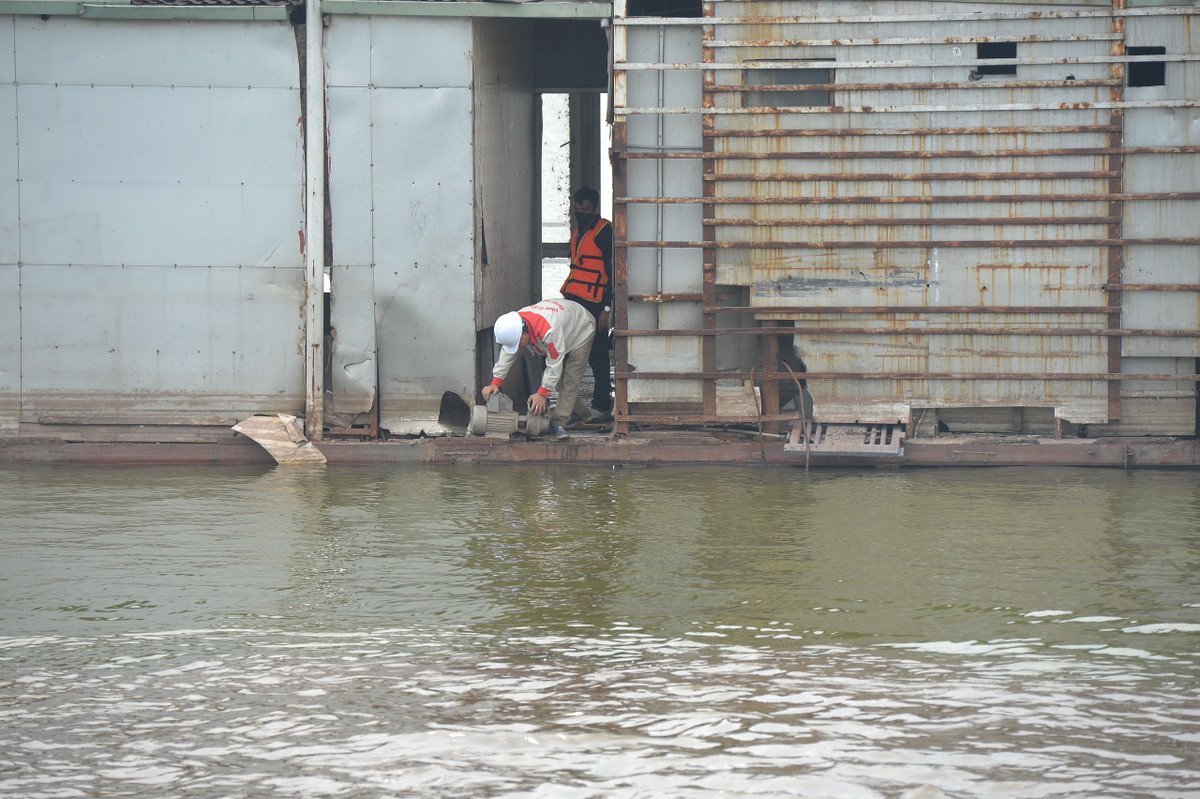 Do bến cập du thuyền đã bị nước tràn vào khoang nên các công nhân đã phải tiến hành bơm nước từ bên trong ra ngoài để bến cập này nổi lên cho việc di chuyển vào gần bờ dễ dàng hơn.