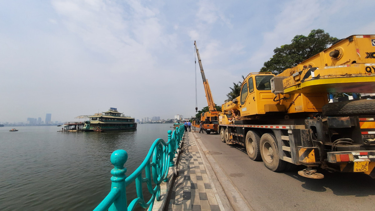 Đơn vị tháo dỡ đã phải dùng thuyền kéo và cần cẩu đẩy du thuyền sang một bên để kéo bến cập du thuyền vào gần bờ, sau đó mới tiến hành tháo dỡ.