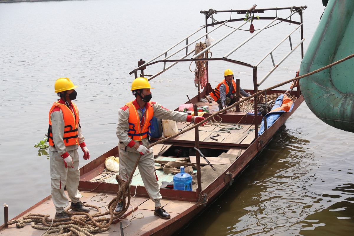 "Chúng tôi tập trung thực hiện tháo dỡ từ hôm nay, sẽ làm cả những ngày nghỉ lễ cho đến khi xong việc. Thời gian này, chúng tôi sẽ tập trung giải quyết dứt điểm bến cập du thuyền", Phó Chủ tịch UBND phường Nhật Tân cho biết.