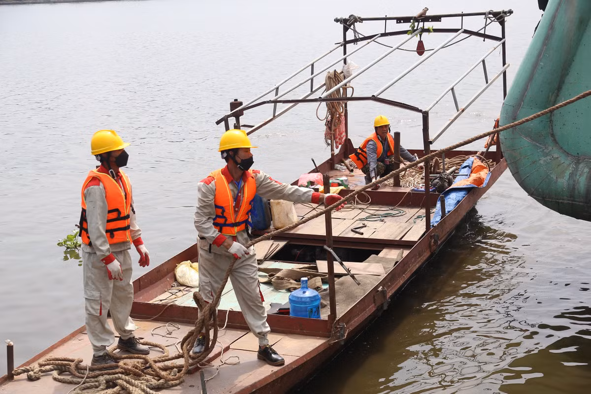 "Chúng tôi tập trung thực hiện tháo dỡ từ hôm nay, sẽ làm cả những ngày nghỉ lễ cho đến khi xong việc. Thời gian này, chúng tôi sẽ tập trung giải quyết dứt điểm bến cập du thuyền", Phó Chủ tịch UBND phường Nhật Tân cho biết.