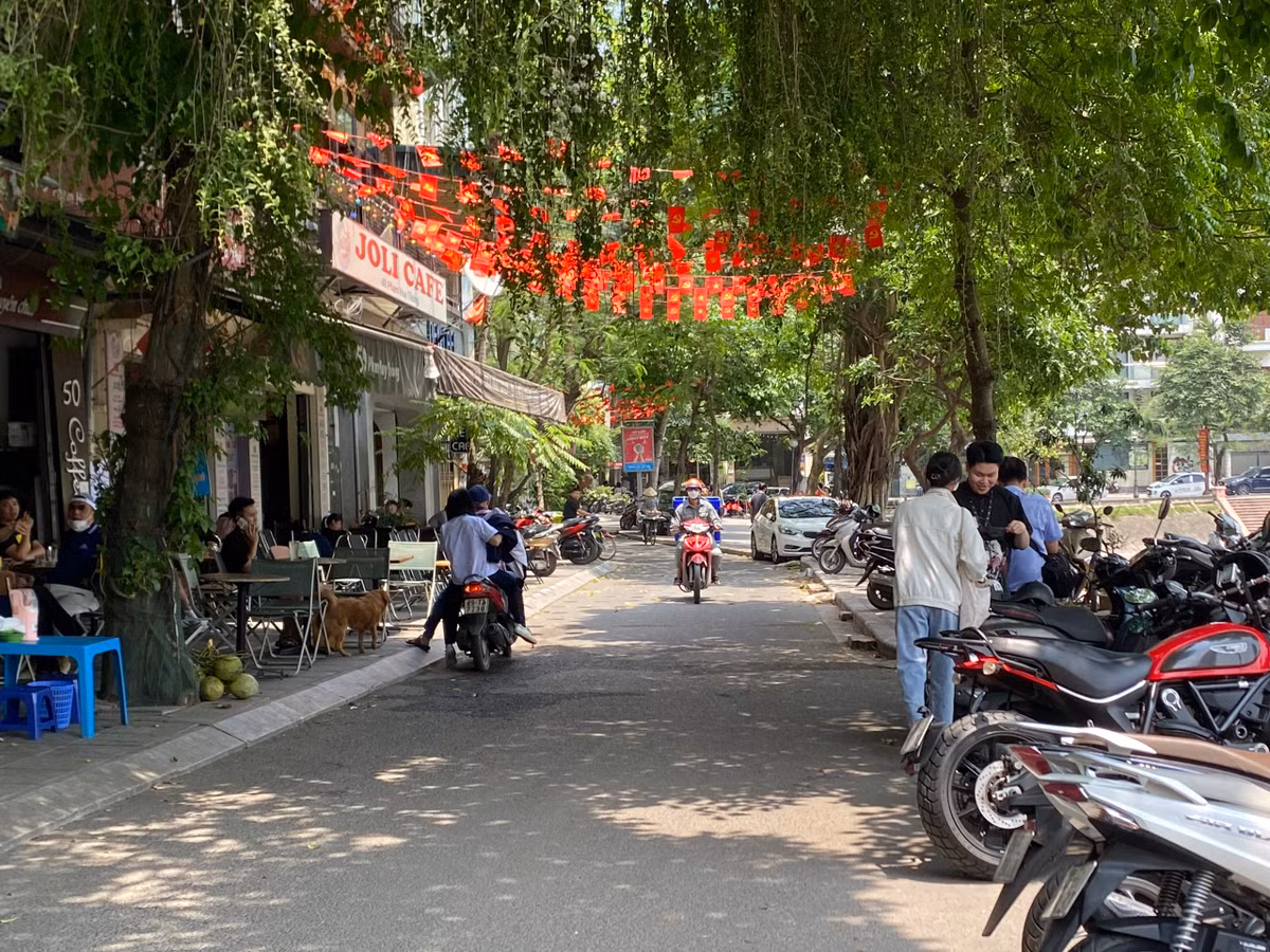 Theo ghi nhận của PV ngày 27/4, khu vực vỉa hè quanh hồ Ngọc Khánh hiện đang bị một số cửa hàng sử dụng để bày bàn ghế bán hàng và đỗ xe cho khách.