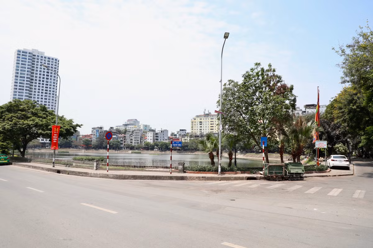 Tại quận Ba Đình (Hà Nội), trong năm 2023 dự kiến sẽ hoàn thiện đề án khu phố kinh doanh dịch vụ - đi bộ quanh hồ Ngọc Khánh (phường Ngọc Khánh).