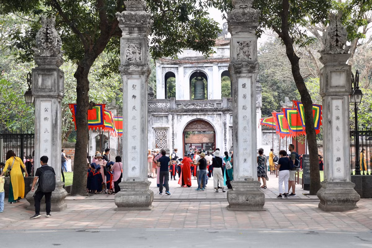 Tuyến phố Văn Miếu - Quốc Tử Giám là địa điểm thu hút lượng lớn khách du lịch trong nước và quốc tế.