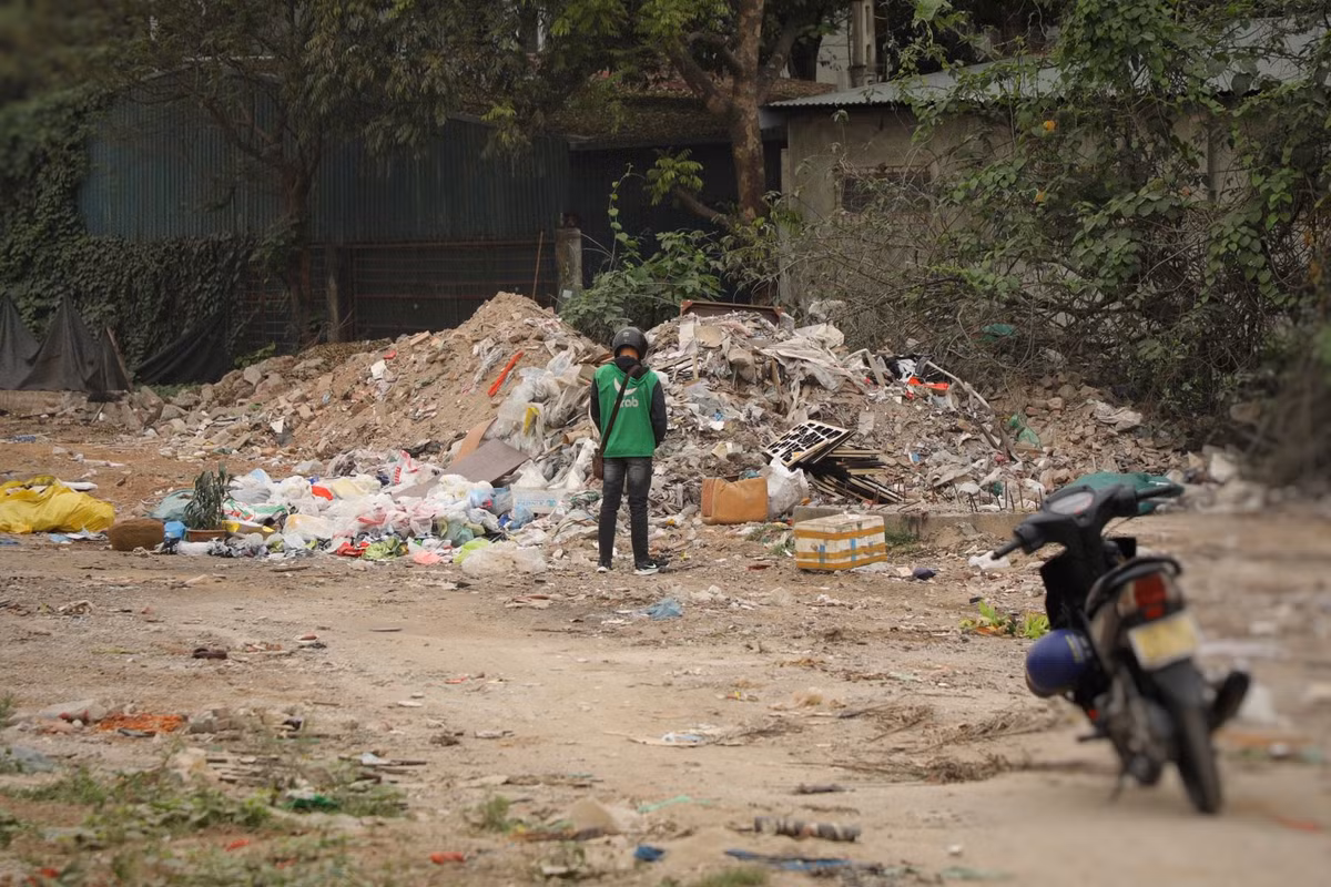 Người đàn ông này còn tuỳ tiện đi tiểu bên lề đường, cạnh đống rác.