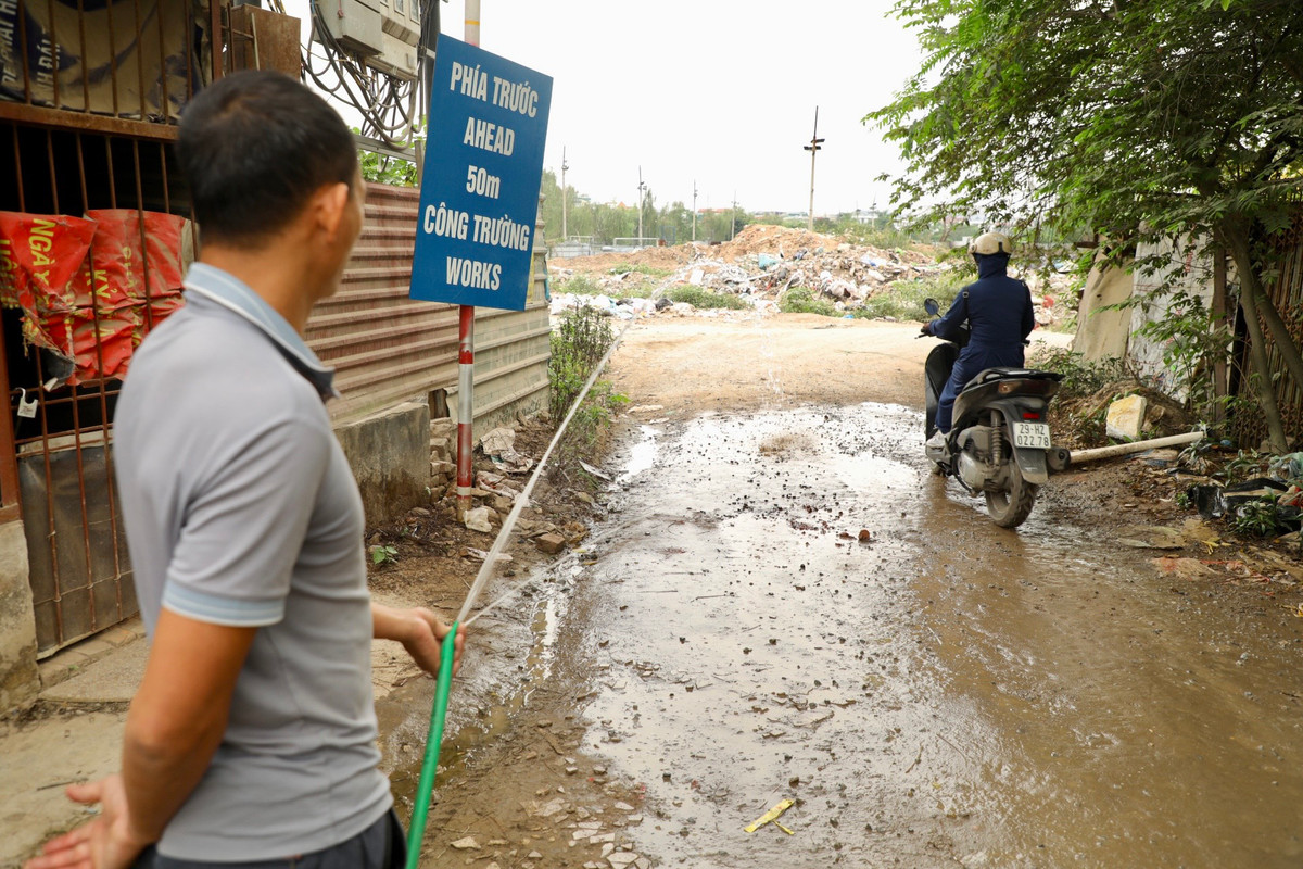 Anh Lê Văn Trí, người dân sinh sống tại khu vực này bức xúc: “Chúng tôi sống ở đây không khác gì sống chung với “lũ”. Ngày mưa thì nhếch nhác, bẩn thỉu, ngày nắng thì bụi kín nhà, mờ mắt. Nhất là mùi hôi thối bốc ra từ bãi rác, ảnh hưởng nghiêm trọng tới cuộc sống, sức khoẻ chúng tôi, đặc biệt là với trẻ nhỏ.”