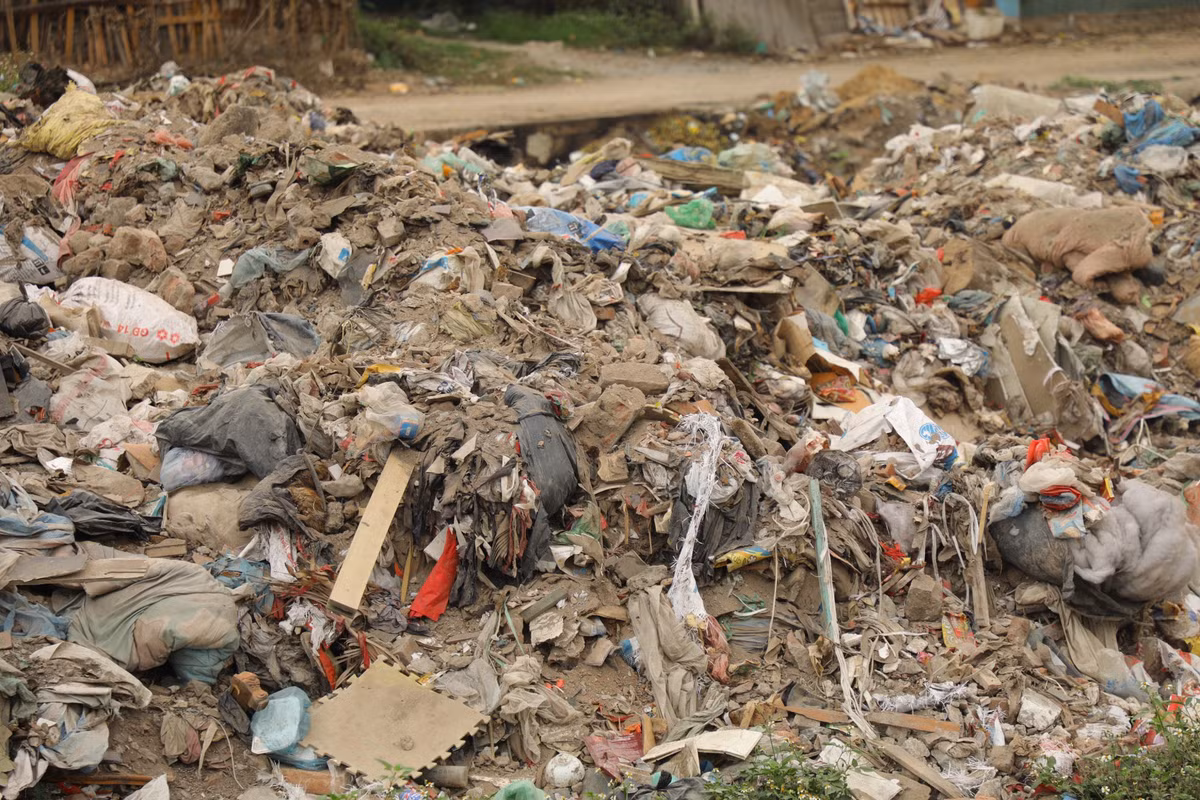 Rác thải sinh hoạt và rác thải xây dựng được chất chồng lên nhau.